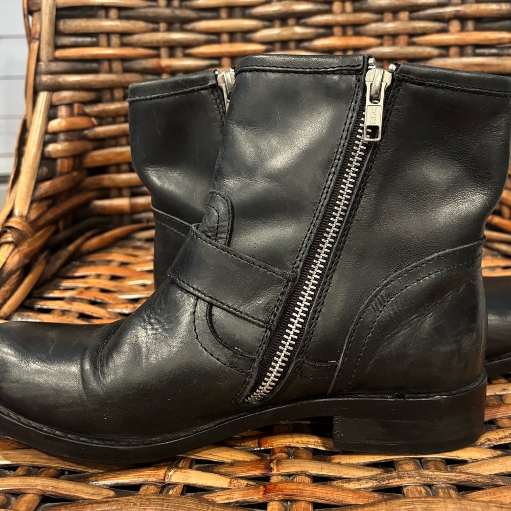 Steve Madden Women's Cain Buckle Booties Black Leather in size 7 - Picture 3 of 15